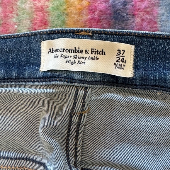 Abercrombie High Rise Skinnies - Picture 6 of 9